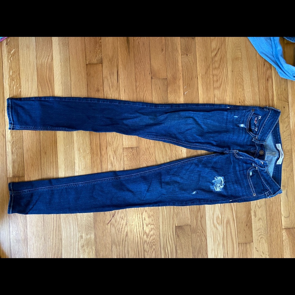 Dark rinse distressed Hollister skinny jeans!